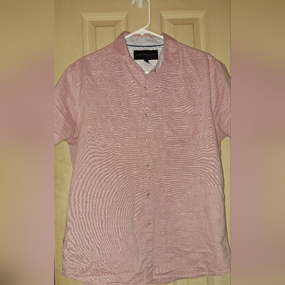 Signature Studio Men's Med short sleeve button down shirt light pink colored